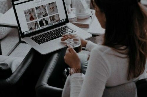 girl blogging